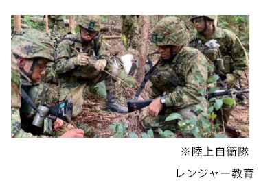 人, 軍服, 屋外, 草 が含まれている画像