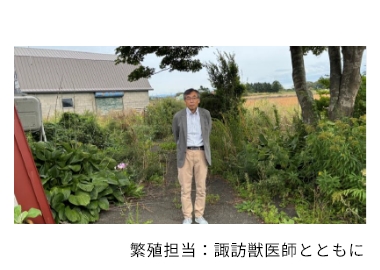 ガーデンの前に立っている男性